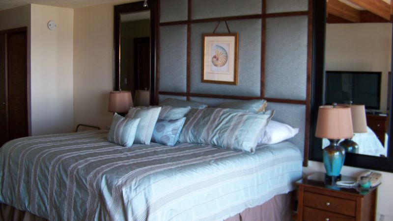 Suite king size bed.